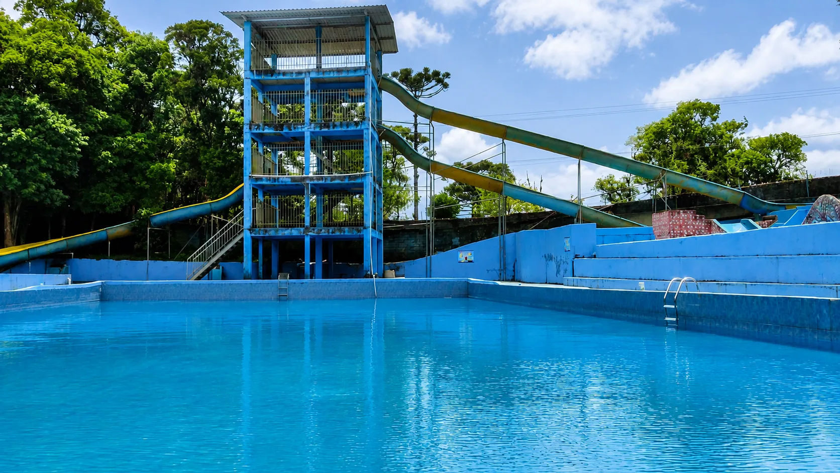 Piscina grande com a torre do toboágua